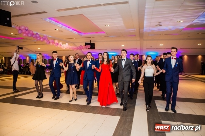 Zdjęcie w galerii na portalu naszraciborz.pl: Maturzyści II LO im. Adama Mickiewicza bawią się na studniówce w Zakrzowie wiadomości z regionu