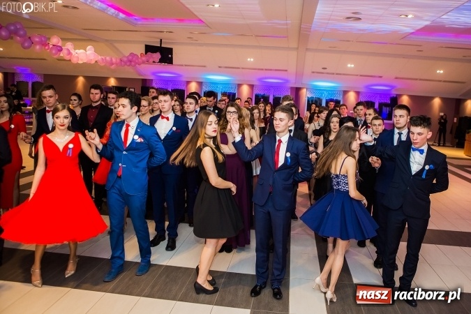 Zdjęcie w galerii na portalu naszraciborz.pl: Maturzyści II LO im. Adama Mickiewicza bawią się na studniówce w Zakrzowie wiadomości z regionu