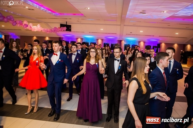 Zdjęcie w galerii na portalu naszraciborz.pl: Maturzyści II LO im. Adama Mickiewicza bawią się na studniówce w Zakrzowie wiadomości z regionu