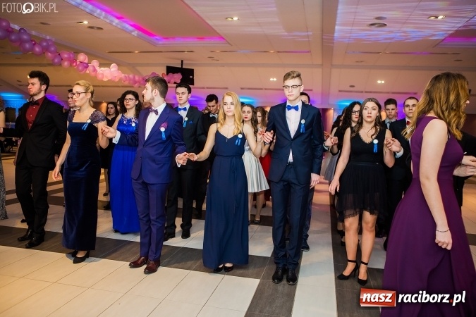 Zdjęcie w galerii na portalu naszraciborz.pl: Maturzyści II LO im. Adama Mickiewicza bawią się na studniówce w Zakrzowie wiadomości z regionu