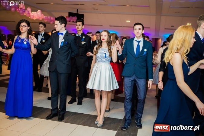 Zdjęcie w galerii na portalu naszraciborz.pl: Maturzyści II LO im. Adama Mickiewicza bawią się na studniówce w Zakrzowie wiadomości z regionu