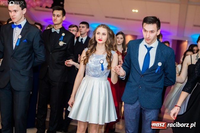 Zdjęcie w galerii na portalu naszraciborz.pl: Maturzyści II LO im. Adama Mickiewicza bawią się na studniówce w Zakrzowie wiadomości z regionu