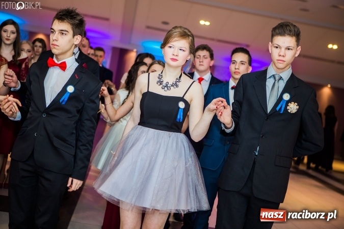 Zdjęcie w galerii na portalu naszraciborz.pl: Maturzyści II LO im. Adama Mickiewicza bawią się na studniówce w Zakrzowie wiadomości z regionu