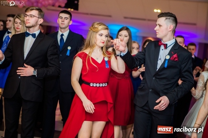 Zdjęcie w galerii na portalu naszraciborz.pl: Maturzyści II LO im. Adama Mickiewicza bawią się na studniówce w Zakrzowie wiadomości z regionu