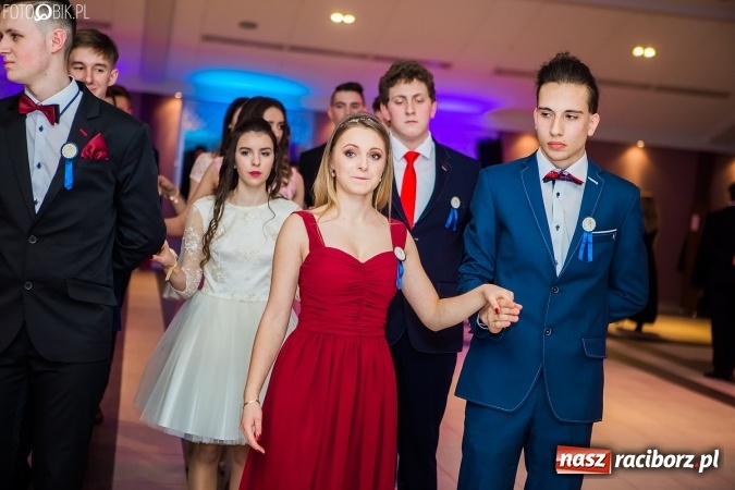 Zdjęcie w galerii na portalu naszraciborz.pl: Maturzyści II LO im. Adama Mickiewicza bawią się na studniówce w Zakrzowie wiadomości z regionu