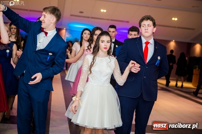 Zdjęcie w galerii na portalu naszraciborz.pl: Maturzyści II LO im. Adama Mickiewicza bawią się na studniówce w Zakrzowie wiadomości z regionu