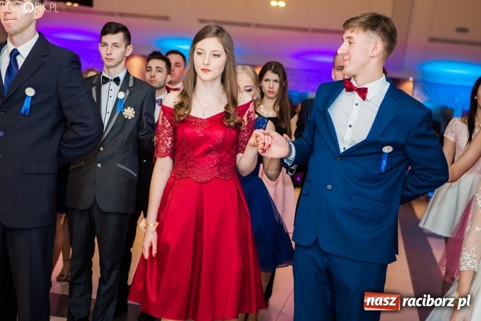 Zdjęcie w galerii na portalu naszraciborz.pl: Maturzyści II LO im. Adama Mickiewicza bawią się na studniówce w Zakrzowie wiadomości z regionu