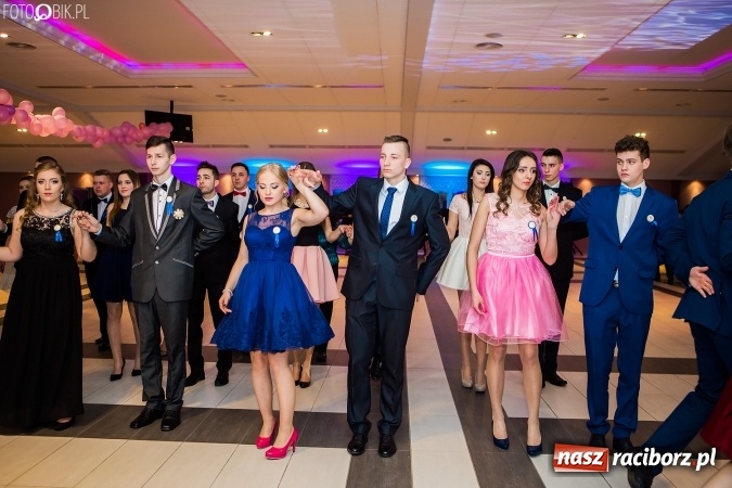 Zdjęcie w galerii na portalu naszraciborz.pl: Maturzyści II LO im. Adama Mickiewicza bawią się na studniówce w Zakrzowie wiadomości z regionu