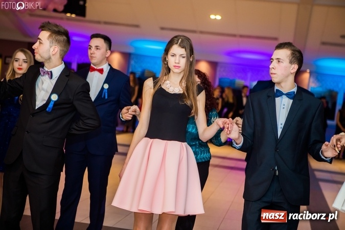 Zdjęcie w galerii na portalu naszraciborz.pl: Maturzyści II LO im. Adama Mickiewicza bawią się na studniówce w Zakrzowie wiadomości z regionu