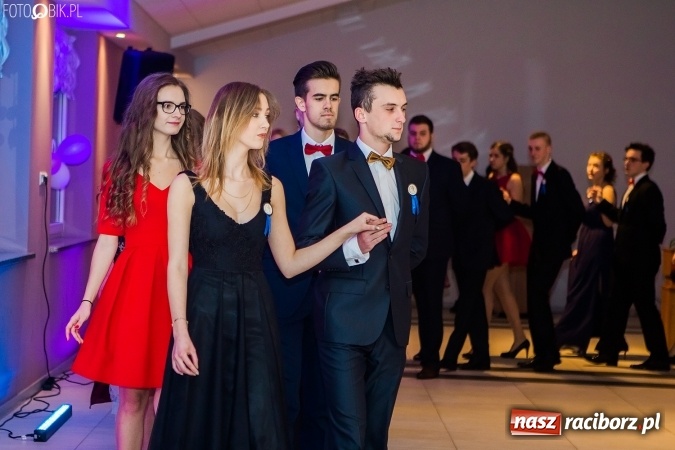 Zdjęcie w galerii na portalu naszraciborz.pl: Maturzyści II LO im. Adama Mickiewicza bawią się na studniówce w Zakrzowie wiadomości z regionu