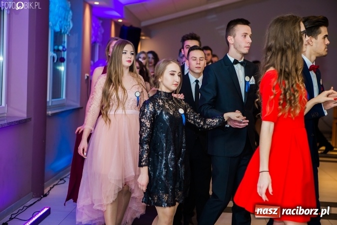 Zdjęcie w galerii na portalu naszraciborz.pl: Maturzyści II LO im. Adama Mickiewicza bawią się na studniówce w Zakrzowie wiadomości z regionu