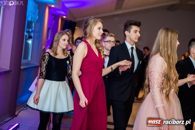 Zdjęcie w galerii na portalu naszraciborz.pl: Maturzyści II LO im. Adama Mickiewicza bawią się na studniówce w Zakrzowie wiadomości z regionu