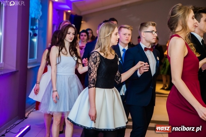 Zdjęcie w galerii na portalu naszraciborz.pl: Maturzyści II LO im. Adama Mickiewicza bawią się na studniówce w Zakrzowie wiadomości z regionu