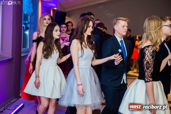 Zdjęcie w galerii na portalu naszraciborz.pl: Maturzyści II LO im. Adama Mickiewicza bawią się na studniówce w Zakrzowie wiadomości z regionu