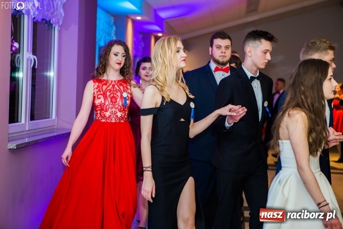 Zdjęcie w galerii na portalu naszraciborz.pl: Maturzyści II LO im. Adama Mickiewicza bawią się na studniówce w Zakrzowie wiadomości z regionu