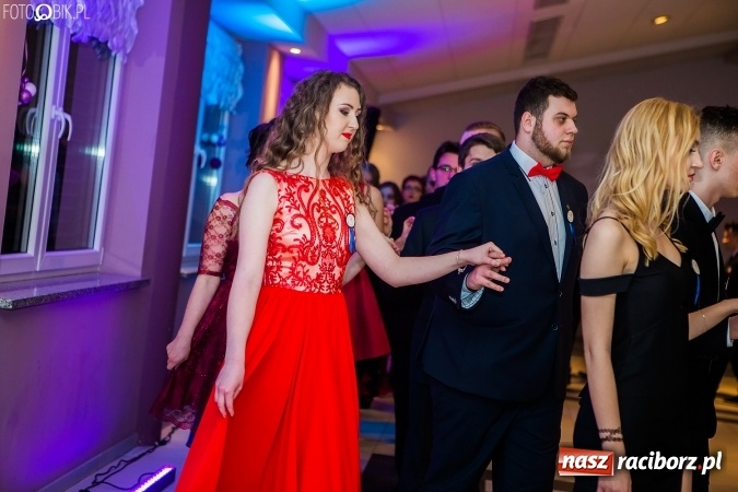 Zdjęcie w galerii na portalu naszraciborz.pl: Maturzyści II LO im. Adama Mickiewicza bawią się na studniówce w Zakrzowie wiadomości z regionu