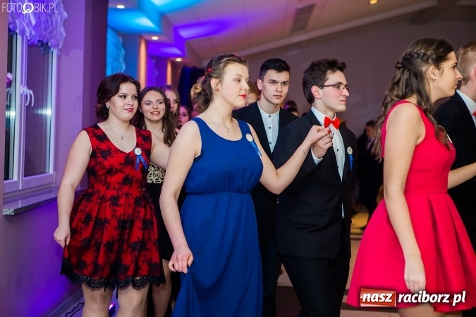 Zdjęcie w galerii na portalu naszraciborz.pl: Maturzyści II LO im. Adama Mickiewicza bawią się na studniówce w Zakrzowie wiadomości z regionu