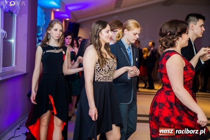 Zdjęcie w galerii na portalu naszraciborz.pl: Maturzyści II LO im. Adama Mickiewicza bawią się na studniówce w Zakrzowie wiadomości z regionu