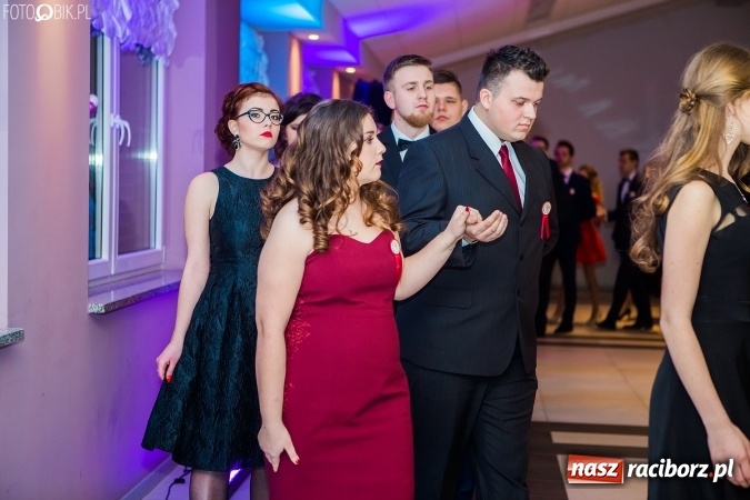 Zdjęcie w galerii na portalu naszraciborz.pl: Maturzyści II LO im. Adama Mickiewicza bawią się na studniówce w Zakrzowie wiadomości z regionu