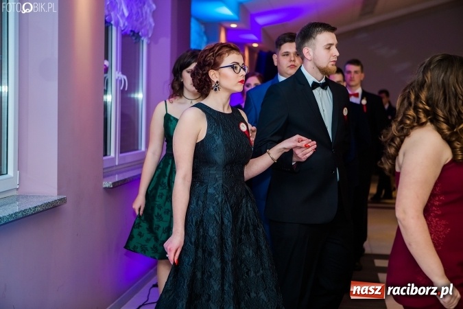 Zdjęcie w galerii na portalu naszraciborz.pl: Maturzyści II LO im. Adama Mickiewicza bawią się na studniówce w Zakrzowie wiadomości z regionu