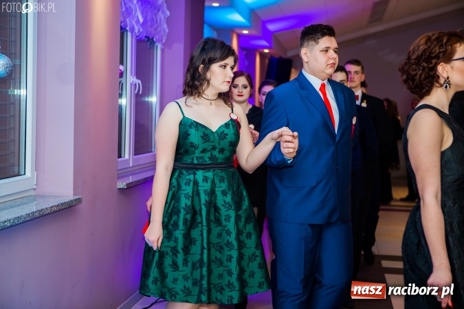 Zdjęcie w galerii na portalu naszraciborz.pl: Maturzyści II LO im. Adama Mickiewicza bawią się na studniówce w Zakrzowie wiadomości z regionu