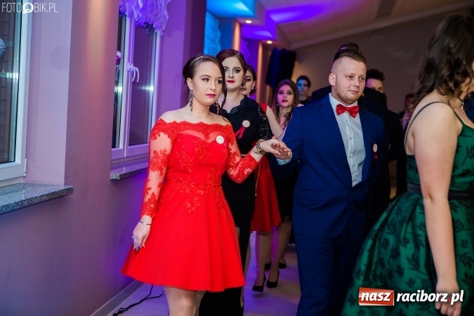 Zdjęcie w galerii na portalu naszraciborz.pl: Maturzyści II LO im. Adama Mickiewicza bawią się na studniówce w Zakrzowie wiadomości z regionu