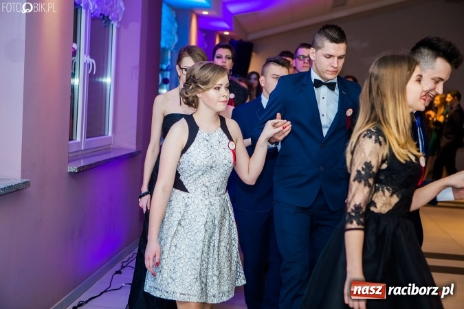 Zdjęcie w galerii na portalu naszraciborz.pl: Maturzyści II LO im. Adama Mickiewicza bawią się na studniówce w Zakrzowie wiadomości z regionu