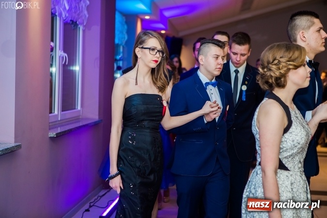 Zdjęcie w galerii na portalu naszraciborz.pl: Maturzyści II LO im. Adama Mickiewicza bawią się na studniówce w Zakrzowie wiadomości z regionu