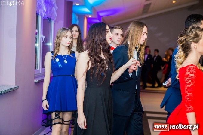 Zdjęcie w galerii na portalu naszraciborz.pl: Maturzyści II LO im. Adama Mickiewicza bawią się na studniówce w Zakrzowie wiadomości z regionu