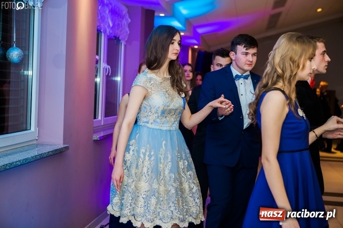 Zdjęcie w galerii na portalu naszraciborz.pl: Maturzyści II LO im. Adama Mickiewicza bawią się na studniówce w Zakrzowie wiadomości z regionu