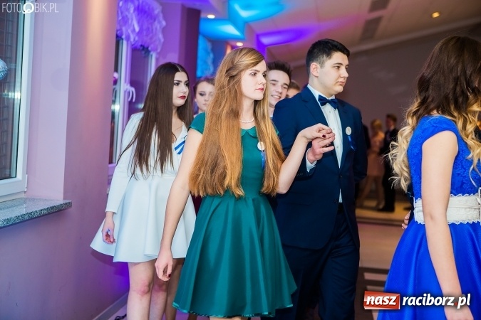 Zdjęcie w galerii na portalu naszraciborz.pl: Maturzyści II LO im. Adama Mickiewicza bawią się na studniówce w Zakrzowie wiadomości z regionu