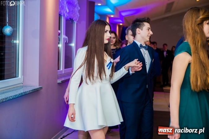 Zdjęcie w galerii na portalu naszraciborz.pl: Maturzyści II LO im. Adama Mickiewicza bawią się na studniówce w Zakrzowie wiadomości z regionu