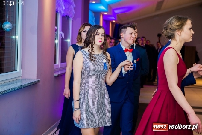 Zdjęcie w galerii na portalu naszraciborz.pl: Maturzyści II LO im. Adama Mickiewicza bawią się na studniówce w Zakrzowie wiadomości z regionu