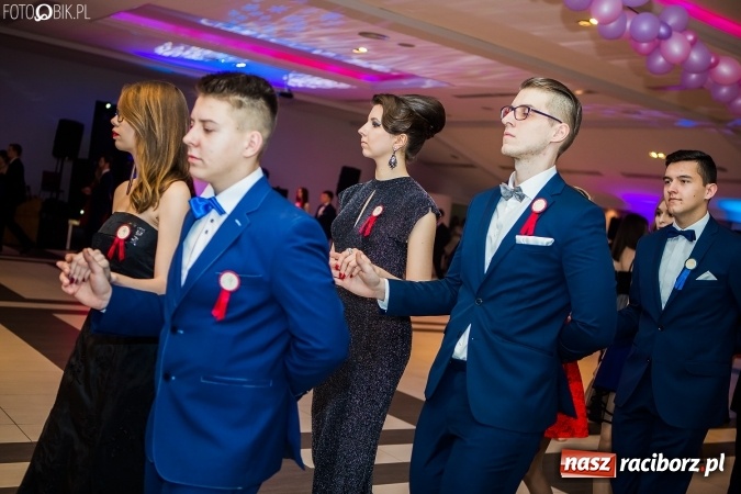 Zdjęcie w galerii na portalu naszraciborz.pl: Maturzyści II LO im. Adama Mickiewicza bawią się na studniówce w Zakrzowie wiadomości z regionu