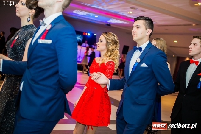 Zdjęcie w galerii na portalu naszraciborz.pl: Maturzyści II LO im. Adama Mickiewicza bawią się na studniówce w Zakrzowie wiadomości z regionu