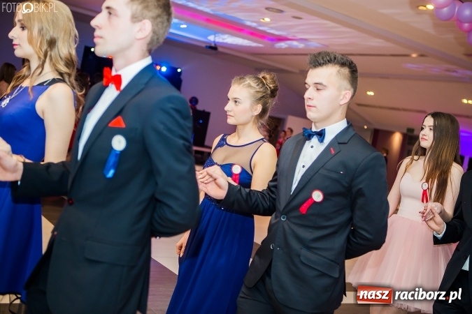 Zdjęcie w galerii na portalu naszraciborz.pl: Maturzyści II LO im. Adama Mickiewicza bawią się na studniówce w Zakrzowie wiadomości z regionu