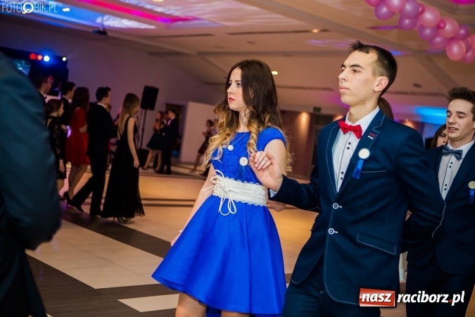 Zdjęcie w galerii na portalu naszraciborz.pl: Maturzyści II LO im. Adama Mickiewicza bawią się na studniówce w Zakrzowie wiadomości z regionu