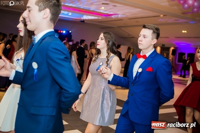 Zdjęcie w galerii na portalu naszraciborz.pl: Maturzyści II LO im. Adama Mickiewicza bawią się na studniówce w Zakrzowie wiadomości z regionu