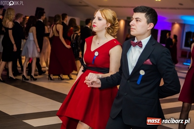 Zdjęcie w galerii na portalu naszraciborz.pl: Maturzyści II LO im. Adama Mickiewicza bawią się na studniówce w Zakrzowie wiadomości z regionu