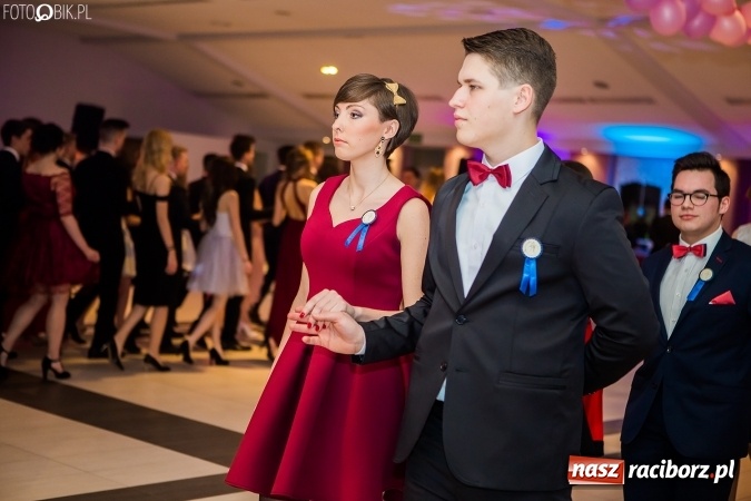 Zdjęcie w galerii na portalu naszraciborz.pl: Maturzyści II LO im. Adama Mickiewicza bawią się na studniówce w Zakrzowie wiadomości z regionu