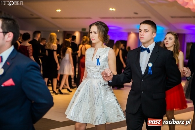 Zdjęcie w galerii na portalu naszraciborz.pl: Maturzyści II LO im. Adama Mickiewicza bawią się na studniówce w Zakrzowie wiadomości z regionu