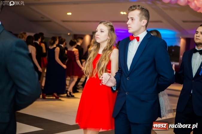 Zdjęcie w galerii na portalu naszraciborz.pl: Maturzyści II LO im. Adama Mickiewicza bawią się na studniówce w Zakrzowie wiadomości z regionu