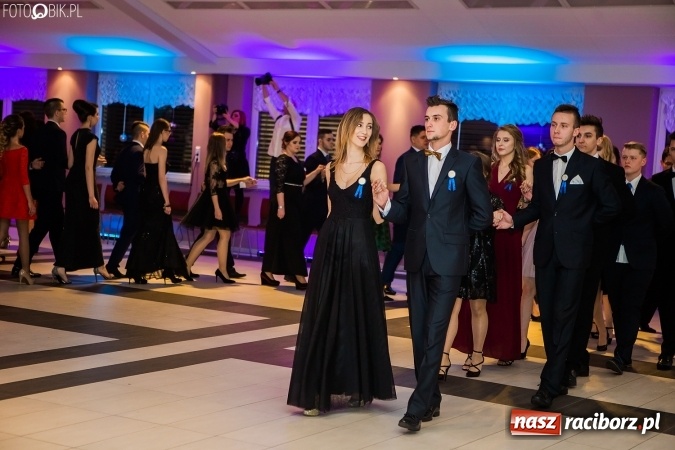 Zdjęcie w galerii na portalu naszraciborz.pl: Maturzyści II LO im. Adama Mickiewicza bawią się na studniówce w Zakrzowie wiadomości z regionu