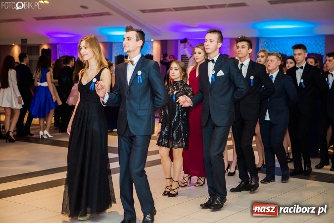 Zdjęcie w galerii na portalu naszraciborz.pl: Maturzyści II LO im. Adama Mickiewicza bawią się na studniówce w Zakrzowie wiadomości z regionu