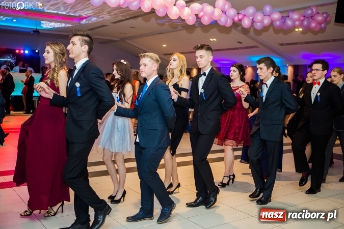 Zdjęcie w galerii na portalu naszraciborz.pl: Maturzyści II LO im. Adama Mickiewicza bawią się na studniówce w Zakrzowie wiadomości z regionu