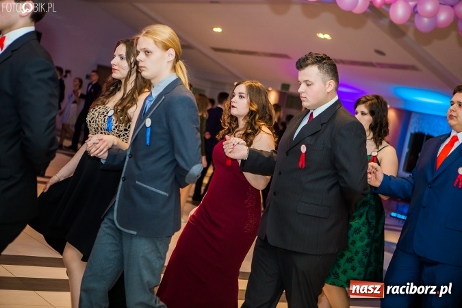 Zdjęcie w galerii na portalu naszraciborz.pl: Maturzyści II LO im. Adama Mickiewicza bawią się na studniówce w Zakrzowie wiadomości z regionu