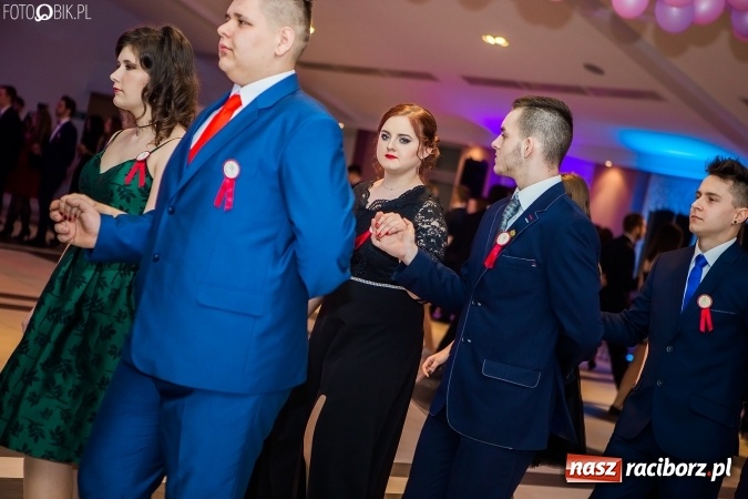 Zdjęcie w galerii na portalu naszraciborz.pl: Maturzyści II LO im. Adama Mickiewicza bawią się na studniówce w Zakrzowie wiadomości z regionu