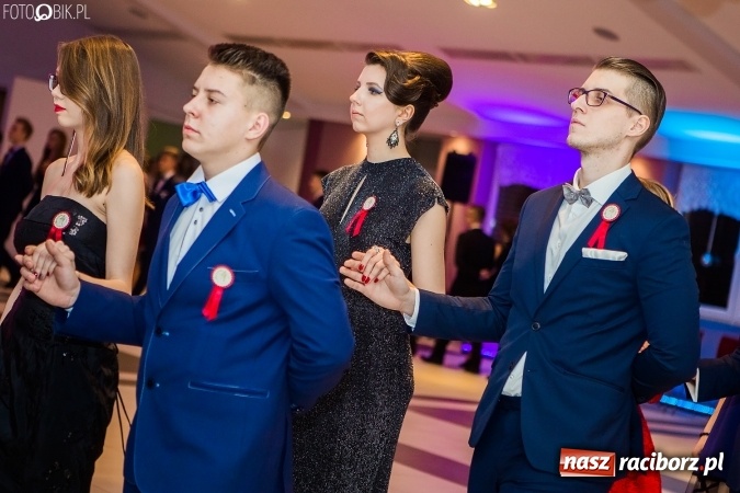 Zdjęcie w galerii na portalu naszraciborz.pl: Maturzyści II LO im. Adama Mickiewicza bawią się na studniówce w Zakrzowie wiadomości z regionu