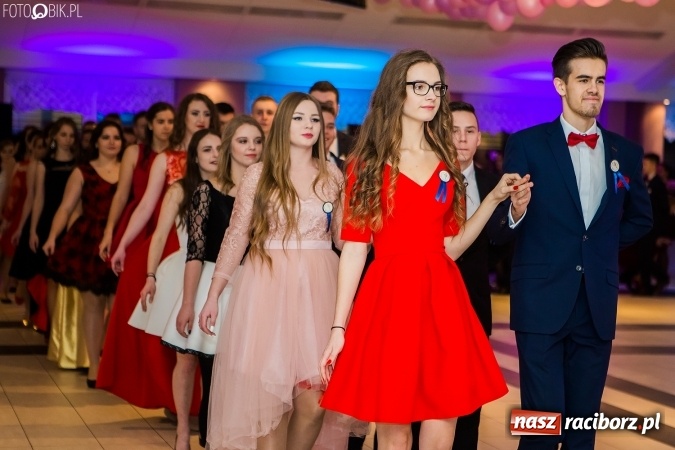 Zdjęcie w galerii na portalu naszraciborz.pl: Maturzyści II LO im. Adama Mickiewicza bawią się na studniówce w Zakrzowie wiadomości z regionu