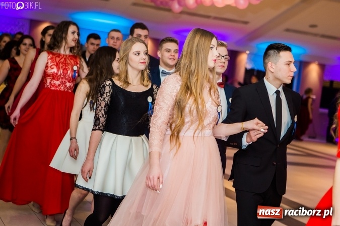 Zdjęcie w galerii na portalu naszraciborz.pl: Maturzyści II LO im. Adama Mickiewicza bawią się na studniówce w Zakrzowie wiadomości z regionu